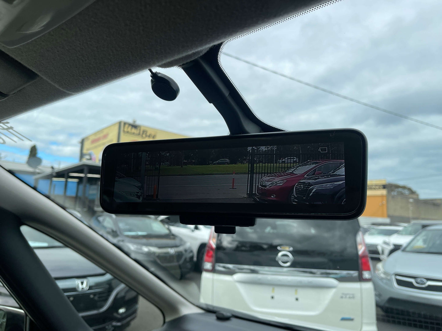 Interior view of the rearview mirror displaying camera feed in a 2016 Nissan Serena.