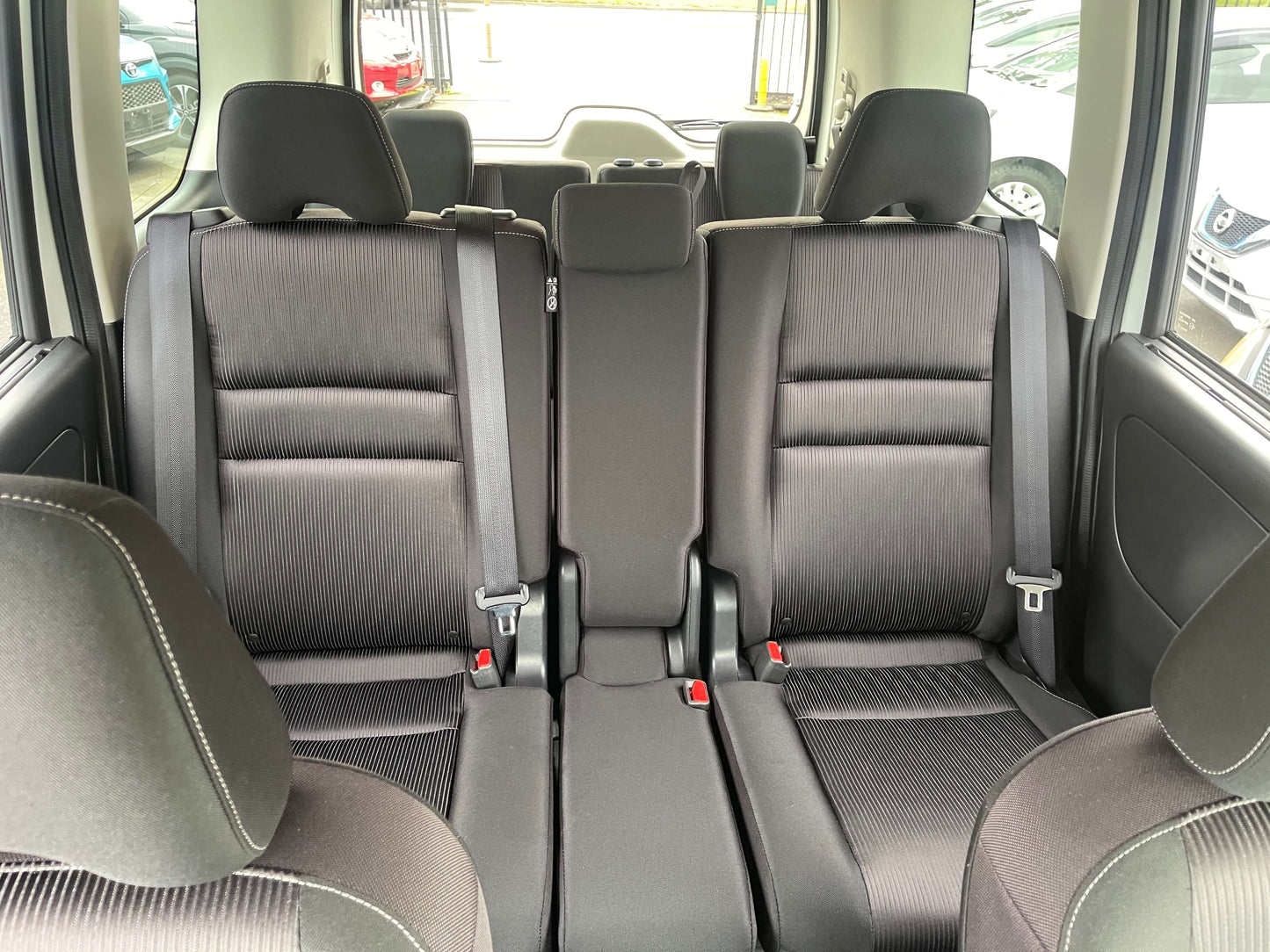 Interior view of 2016 Nissan Serena 2.0L 4WD S-Hybrid, showcasing spacious 8-seat arrangement.