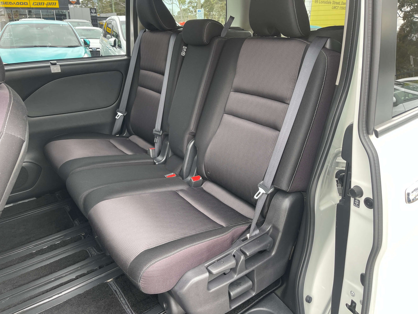 Interior seating of the 2016 Nissan Serena 2.0L 4WD S-Hybrid ProPilot Edition showing spacious 8 seats.