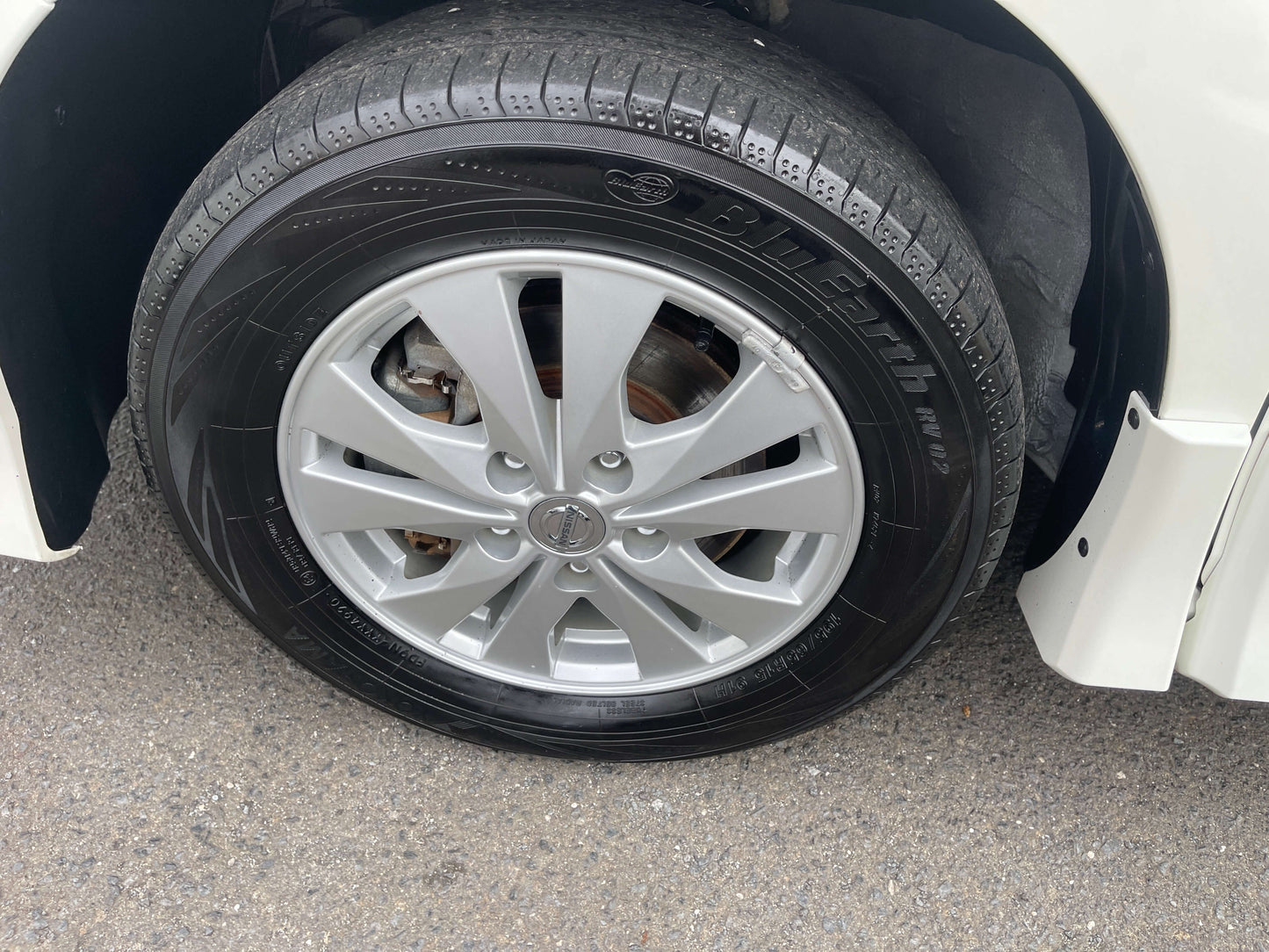 2016 Nissan Serena wheel and tire close-up showing silver alloy rim and black tire detail.
