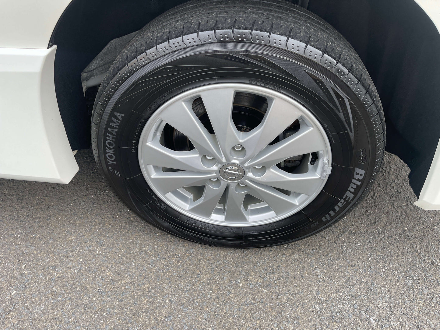 2016 Nissan Serena wheel with Yokohama BlueEarth tires, showcasing the sleek silver alloy rim design.