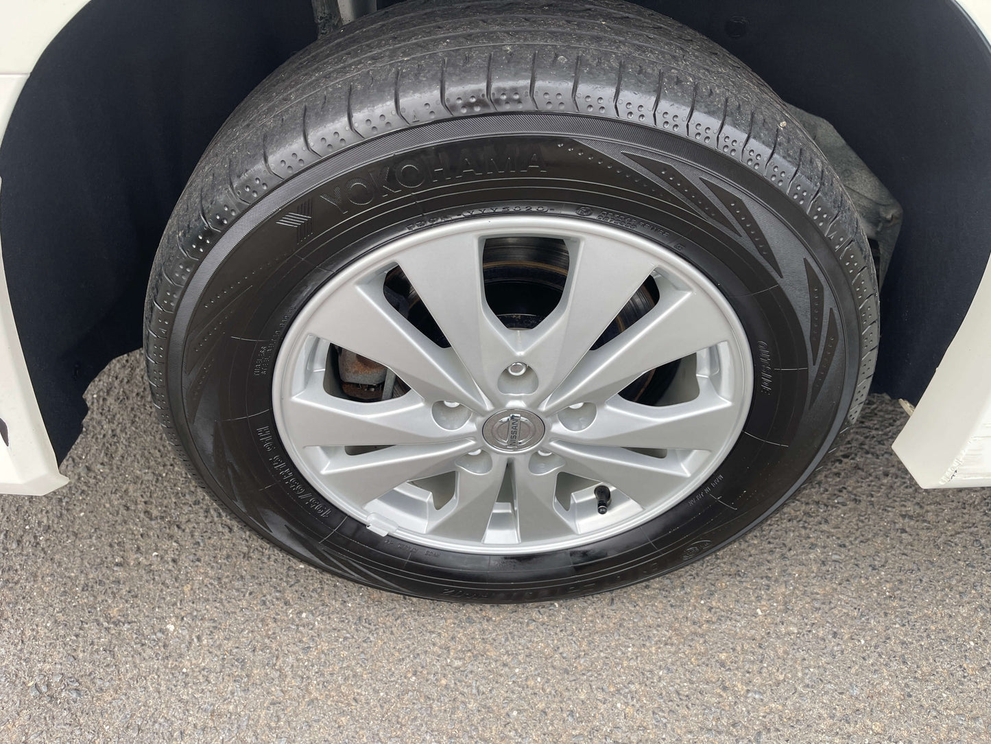 2016 Nissan Serena wheel with silver alloy rim and Yokohama tire, showcasing 4WD ProPilot Edition features.
