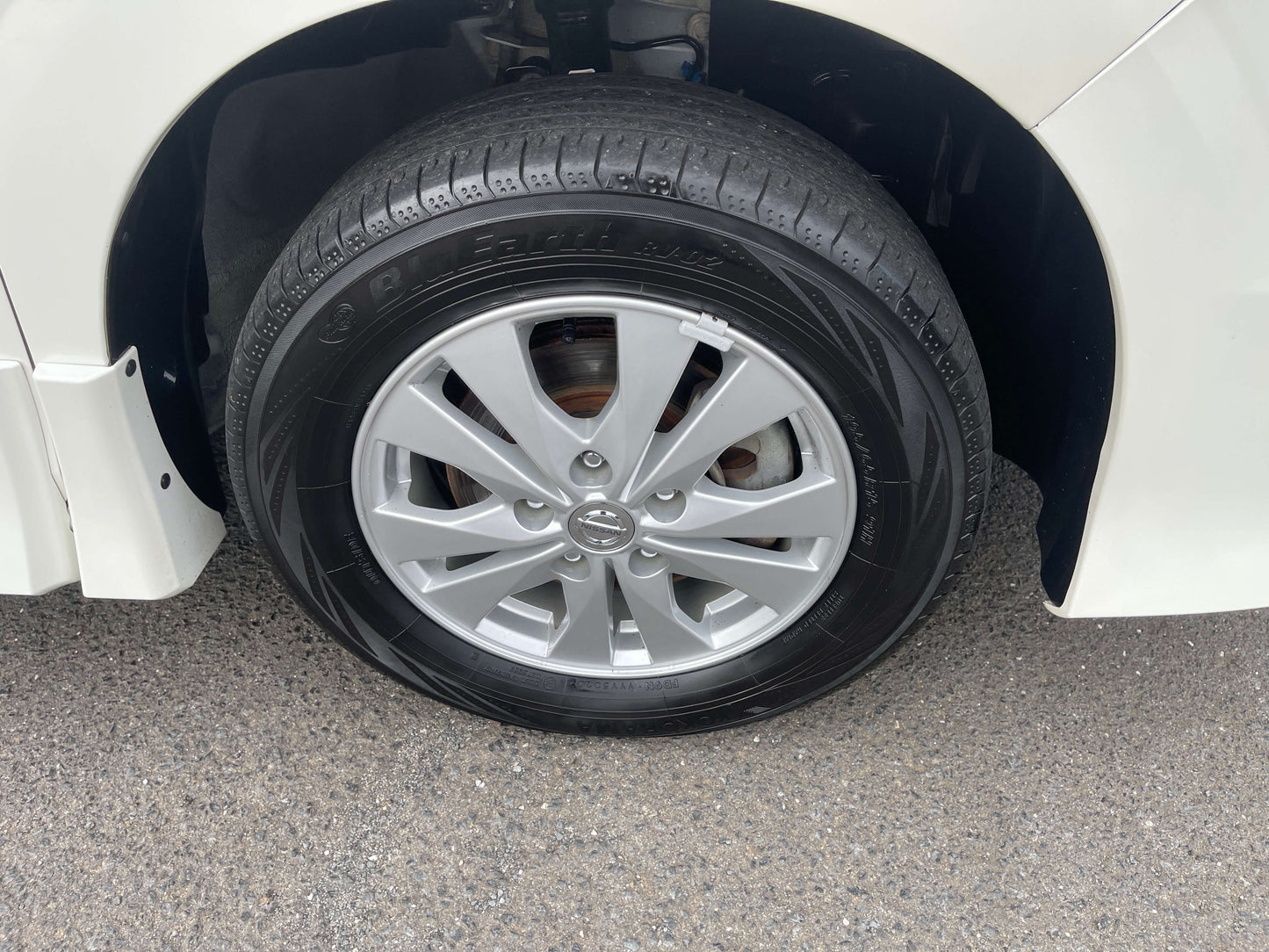 2016 Nissan Serena wheel with silver alloy rim and tire, showcasing 4WD capability.
