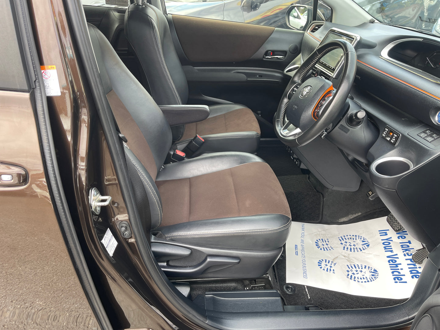 2021 Toyota Sienta Hybrid 1.5 G Cuero Package 7 seater, VIN 6ZZMNHP1707239576 (#9576)