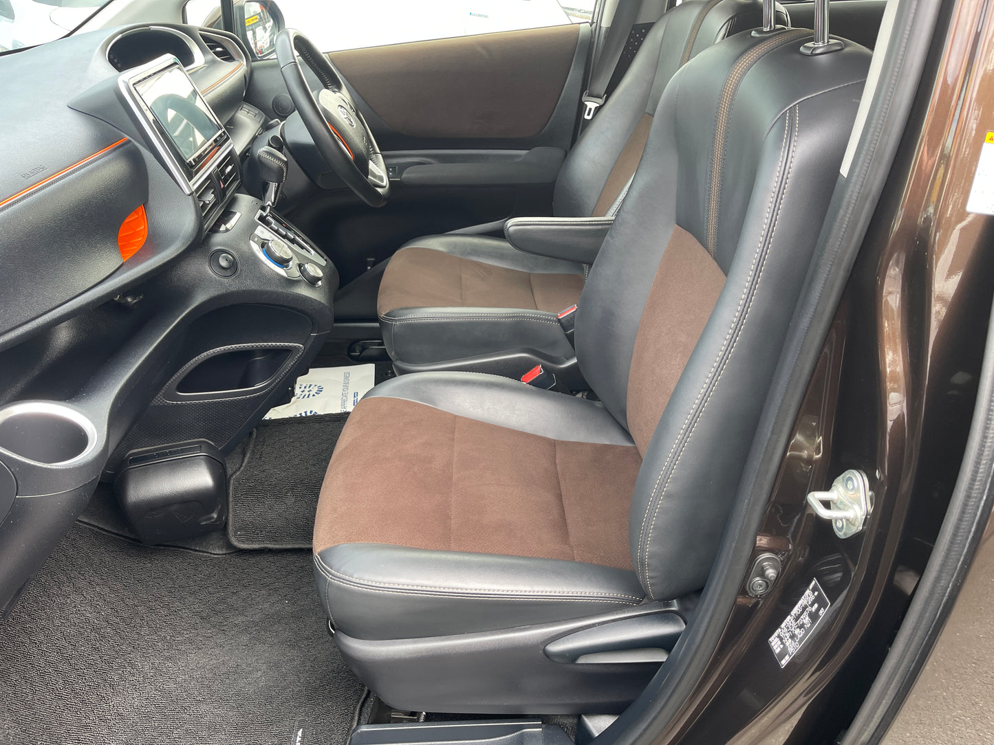 2021 Toyota Sienta Hybrid 1.5 G Cuero Package 7 seater, VIN 6ZZMNHP1707239576 (#9576)