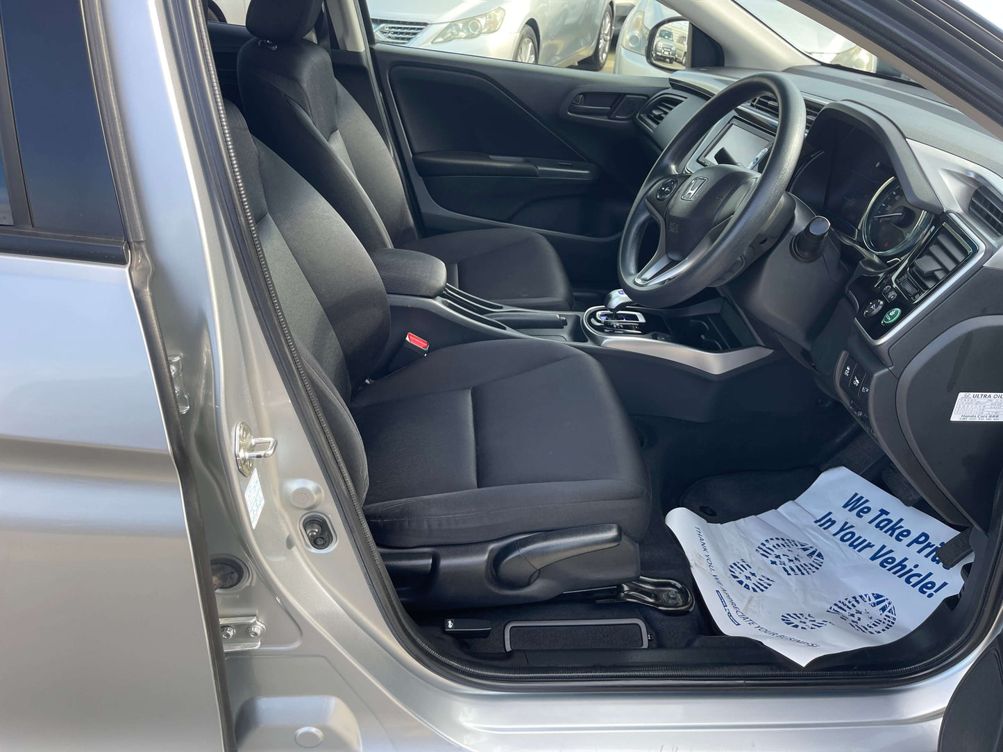 Interior view of 2015 Honda Grace 1.5 Hybrid DX Sedan, showing comfortable seating and dashboard.