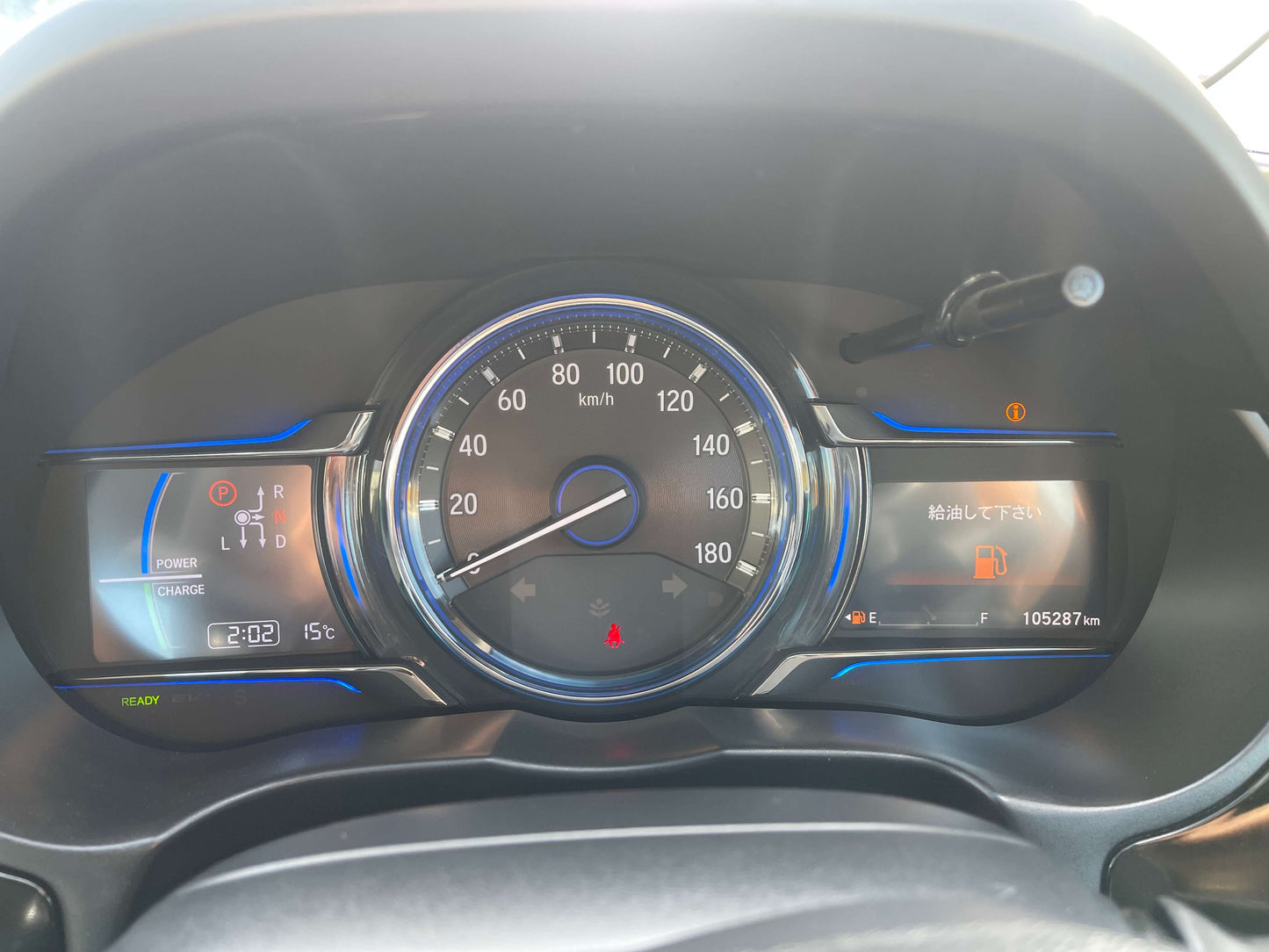 Dashboard display of a 2015 Honda Grace 1.5 Hybrid, showing speedometer and fuel indicators, with 105,287 km on the odometer.