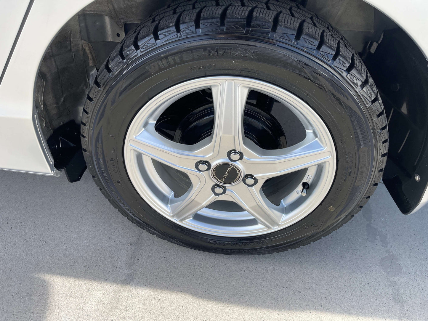 2015 Honda Grace 1.5 Hybrid silver alloy wheel with tire on a sedan, showcasing style and durability.
