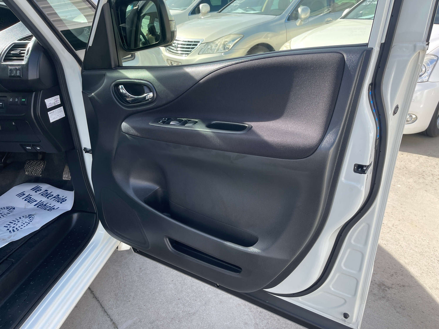 2016 Nissan Serena interior door view, highlighting spacious design and comfort features for family travel.