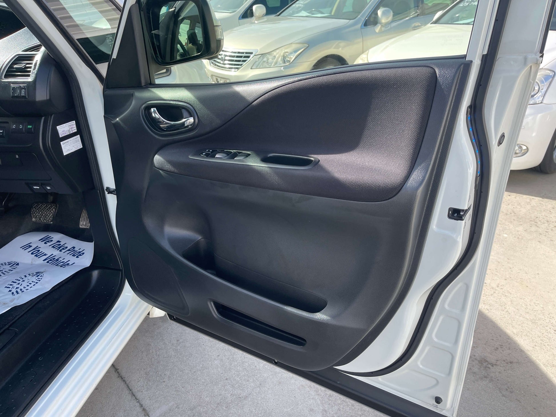 2016 Nissan Serena interior door view, highlighting spacious design and comfort features for family travel.