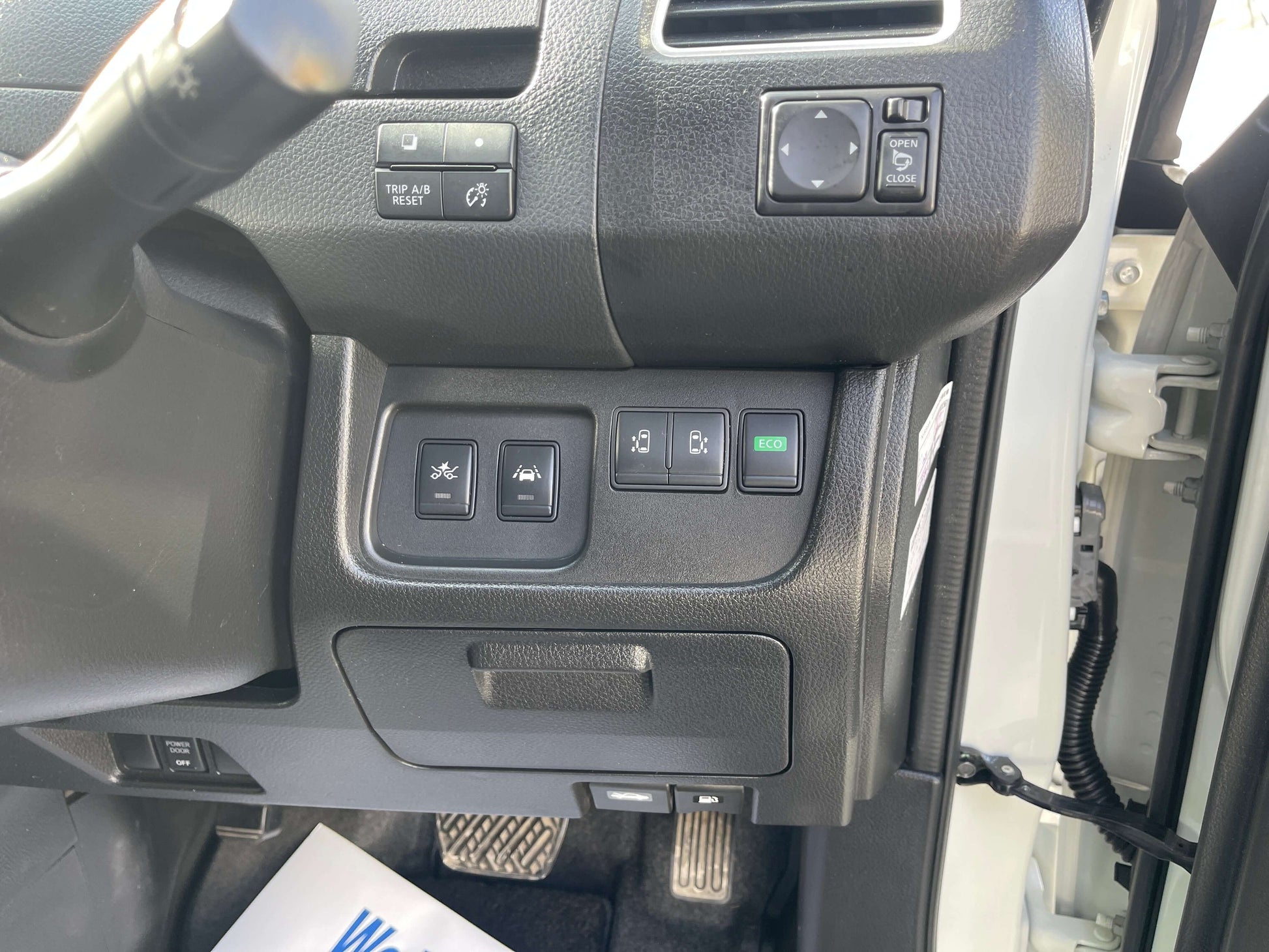 Interior controls and dashboard features of 2016 Nissan Serena, including buttons and switches.