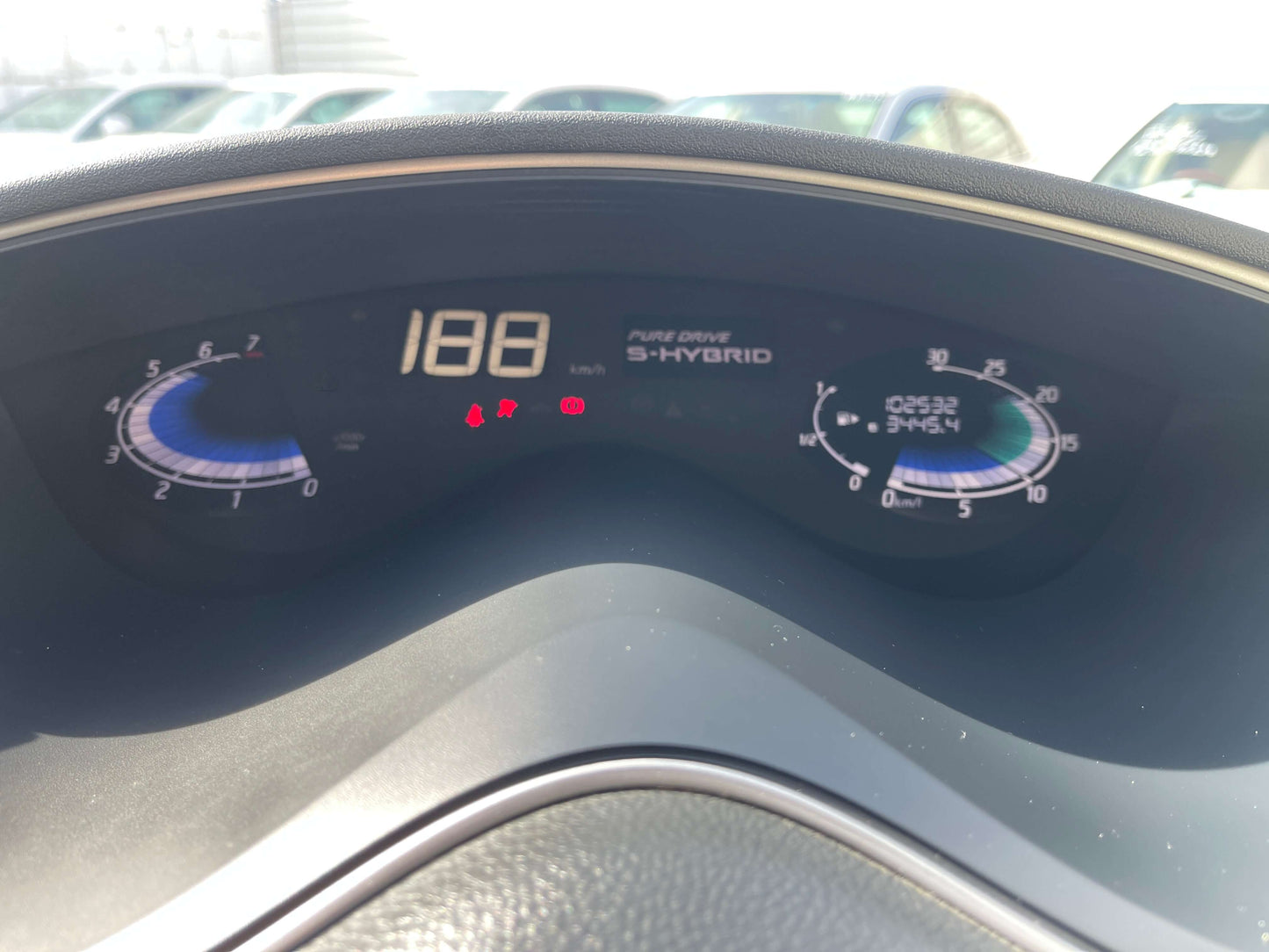 Dashboard display of a 2016 Nissan Serena showing speed and hybrid information.