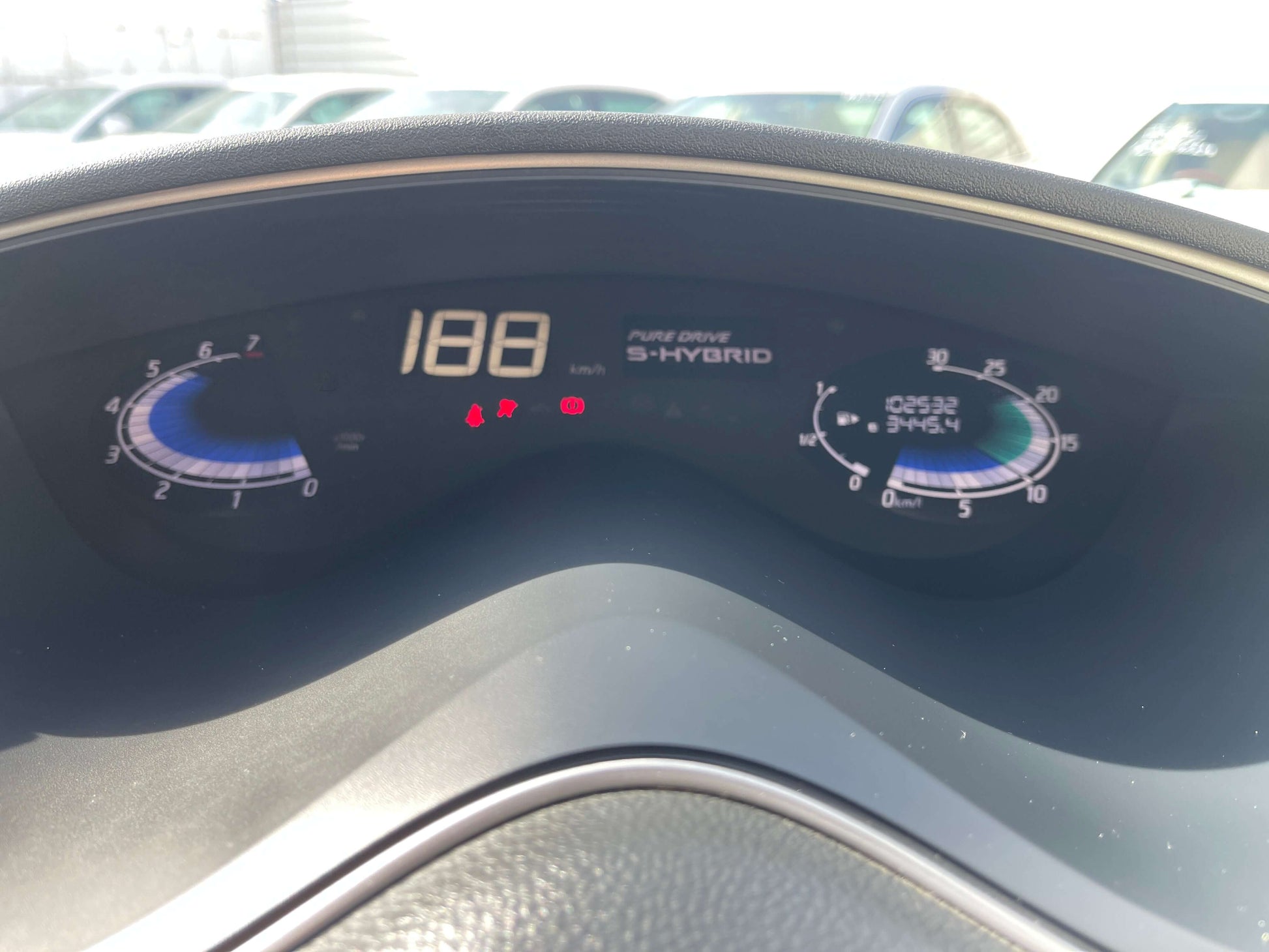 Dashboard display of a 2016 Nissan Serena showing speed and hybrid information.