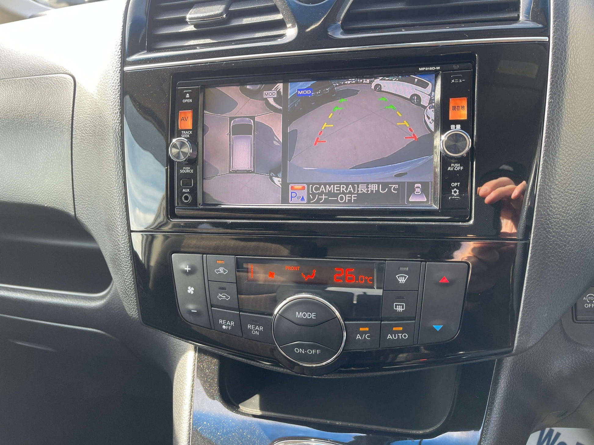 2016 Nissan Serena dashboard display showing rearview camera and climate control settings