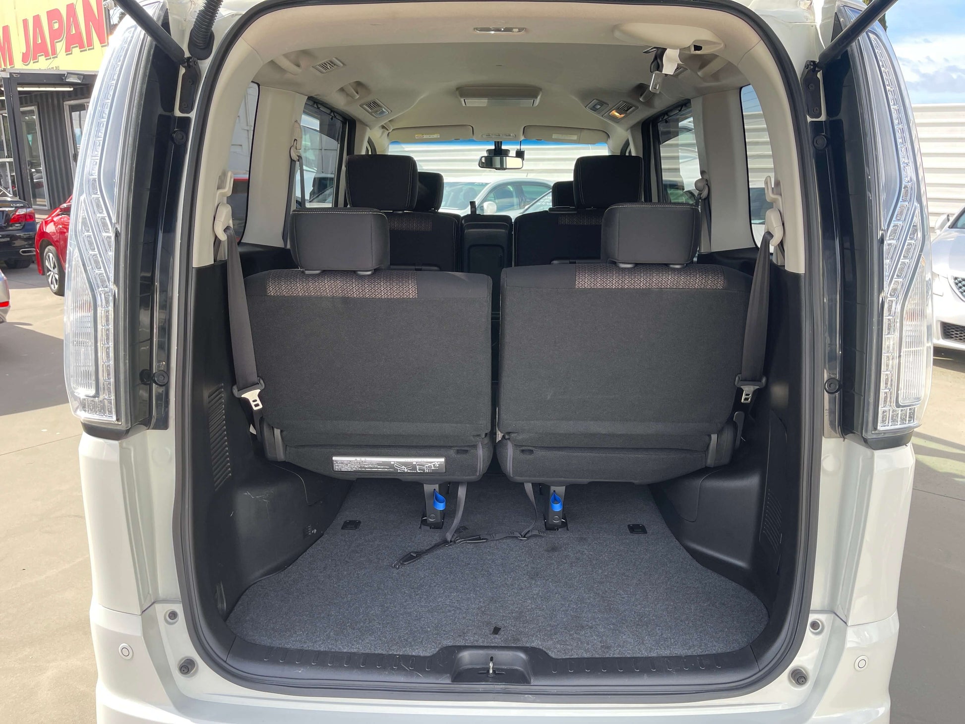 Interior cargo space of the 2016 Nissan Serena, showcasing spacious seating for 8 and versatility for families.