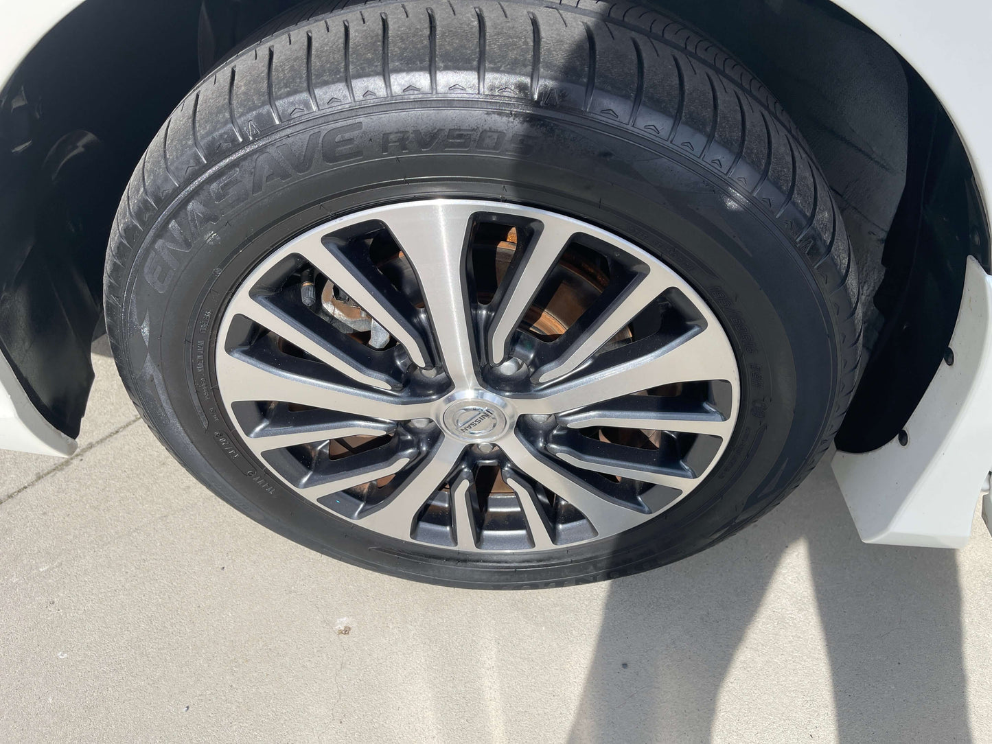 2016 Nissan Serena 2.0L S-Hybrid Highway Star wheel close-up with alloy rims and tire tread detail.