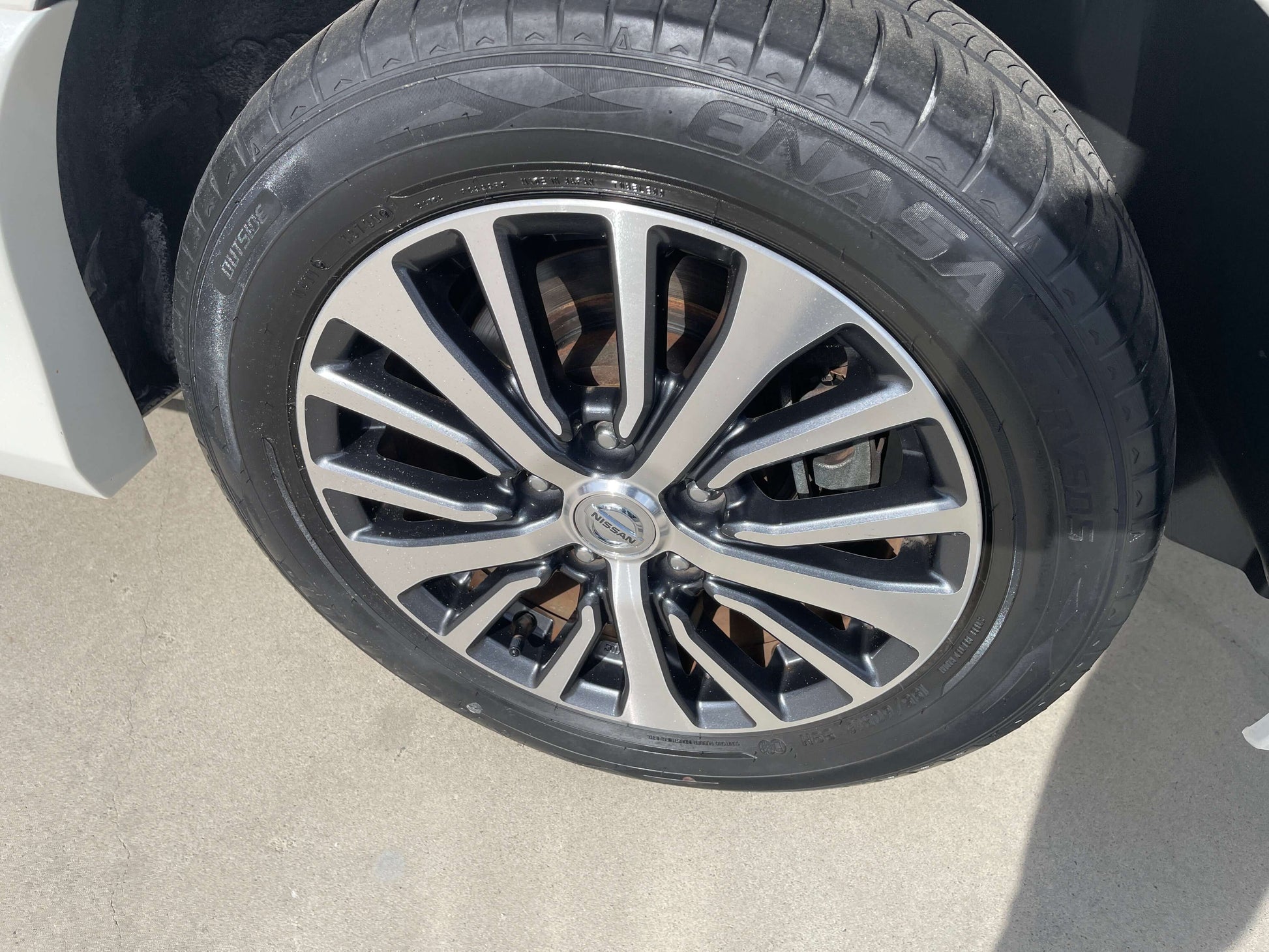 2016 Nissan Serena wheel with stylish alloy rim and tire, showcasing the vehicle's modern design and performance features.