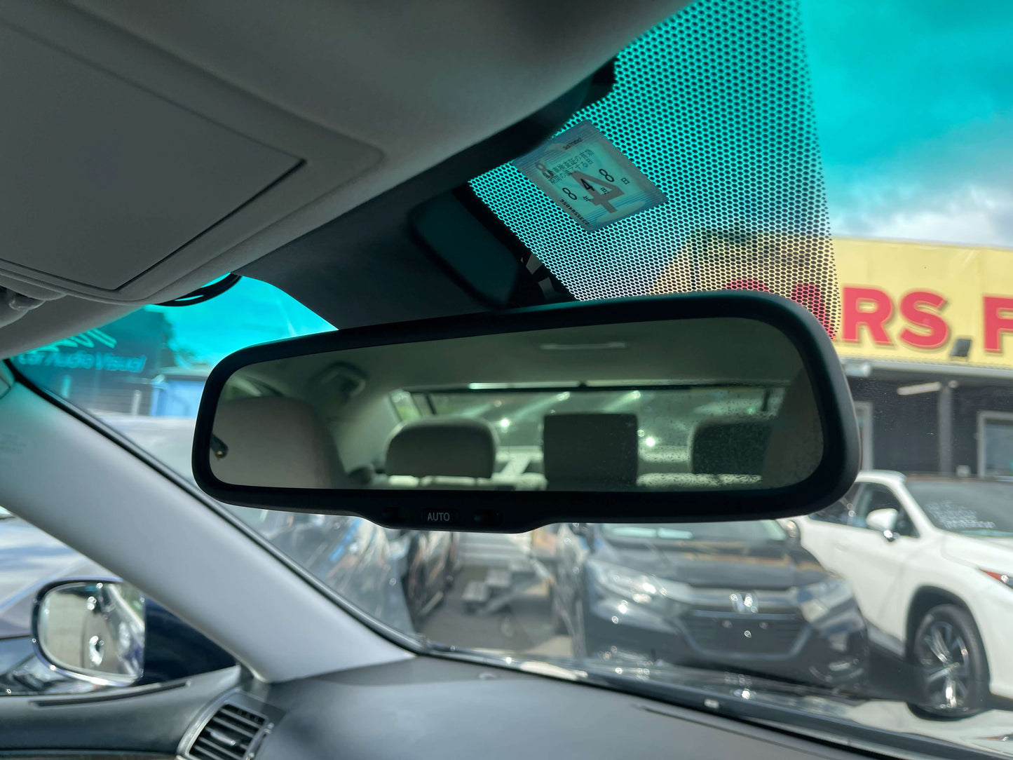 2006 Lexus LS460 V8 4.6L Interior view of a rearview mirror in a car, showcasing surrounding vehicle details and reflections.