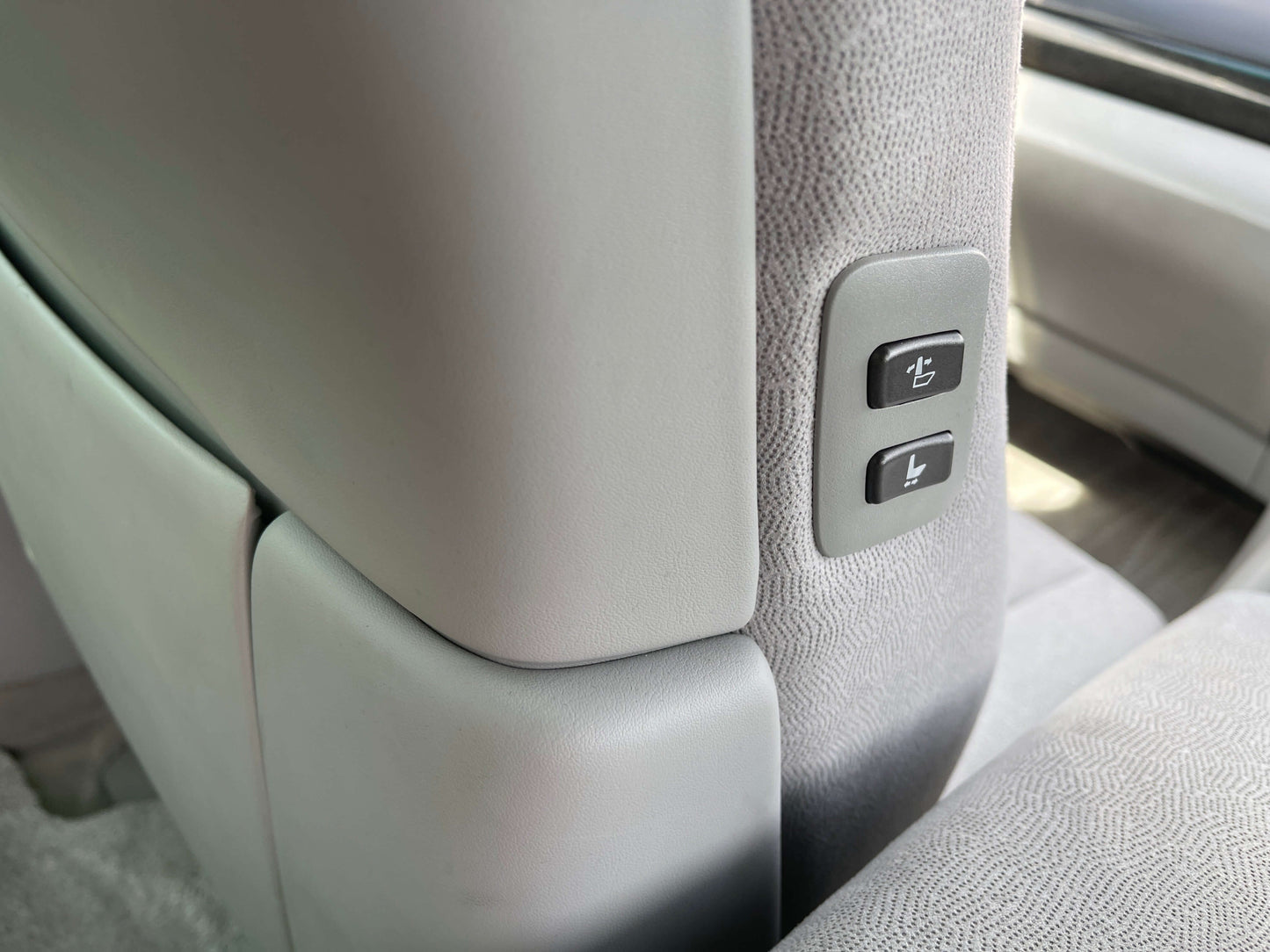 2006 Lexus LS460 V8 4.6L I Package Premium Luxury Sedan rear seat controls and adjustments.
