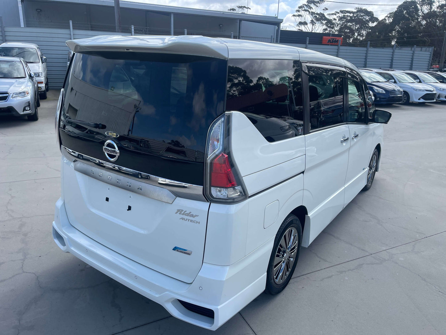 2016 Nissan Serena 2.0L S-Hybrid Rider Autech Edition rear view, white color and premium design