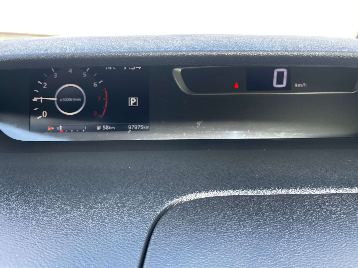 Dashboard display of 2016 Nissan Serena showing mileage of 97951 km and vehicle status.