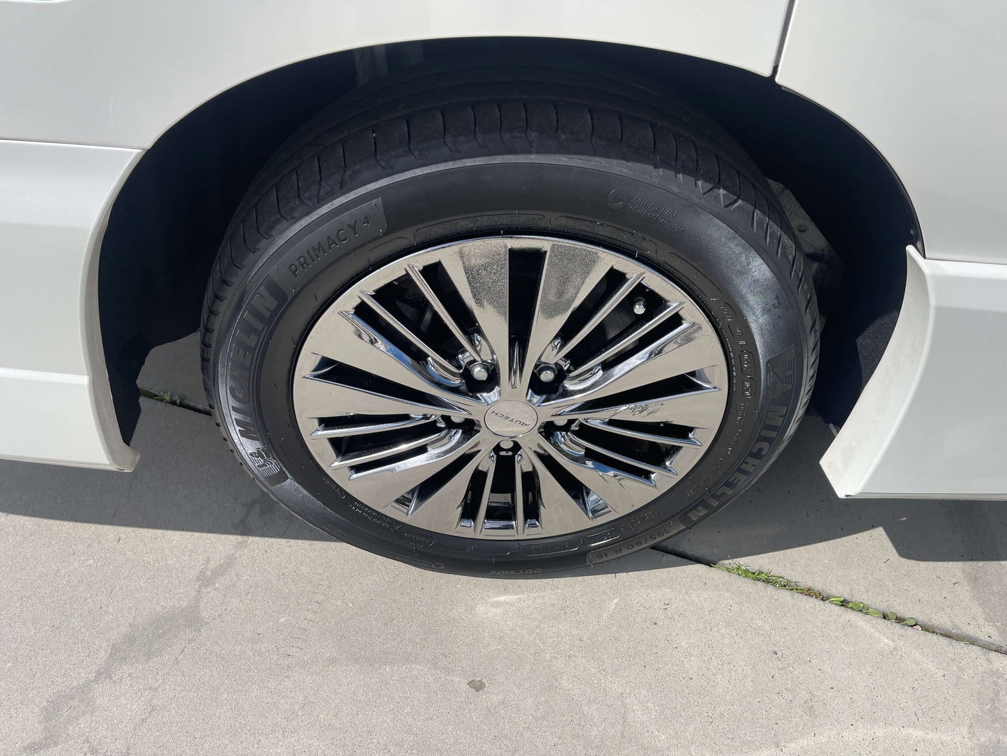 Close-up of the chrome alloy wheel of a 2016 Nissan Serena showcasing its intricate design and detailing.