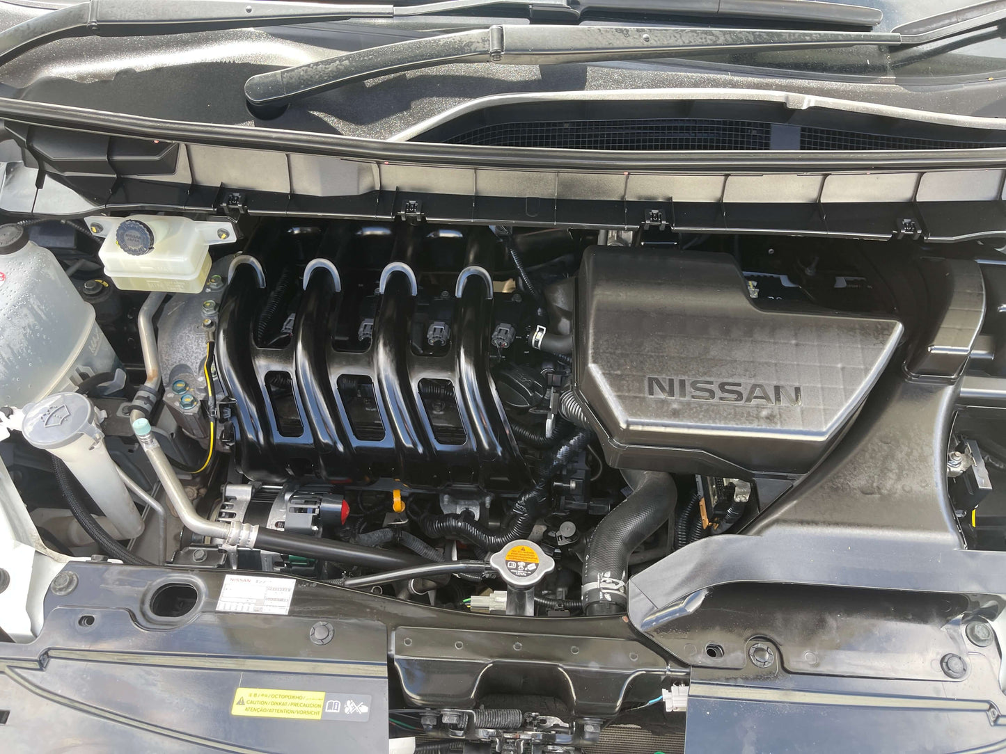 Engine compartment of a 2016 Nissan Serena showcasing the 2.0L hybrid engine.