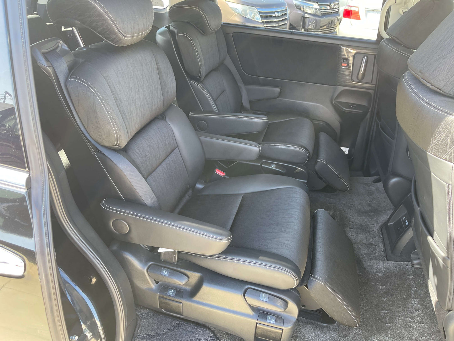 Interior seating of 2016 Honda Odyssey 2.0 Hybrid, showcasing luxurious black leather seats with spacious design.
