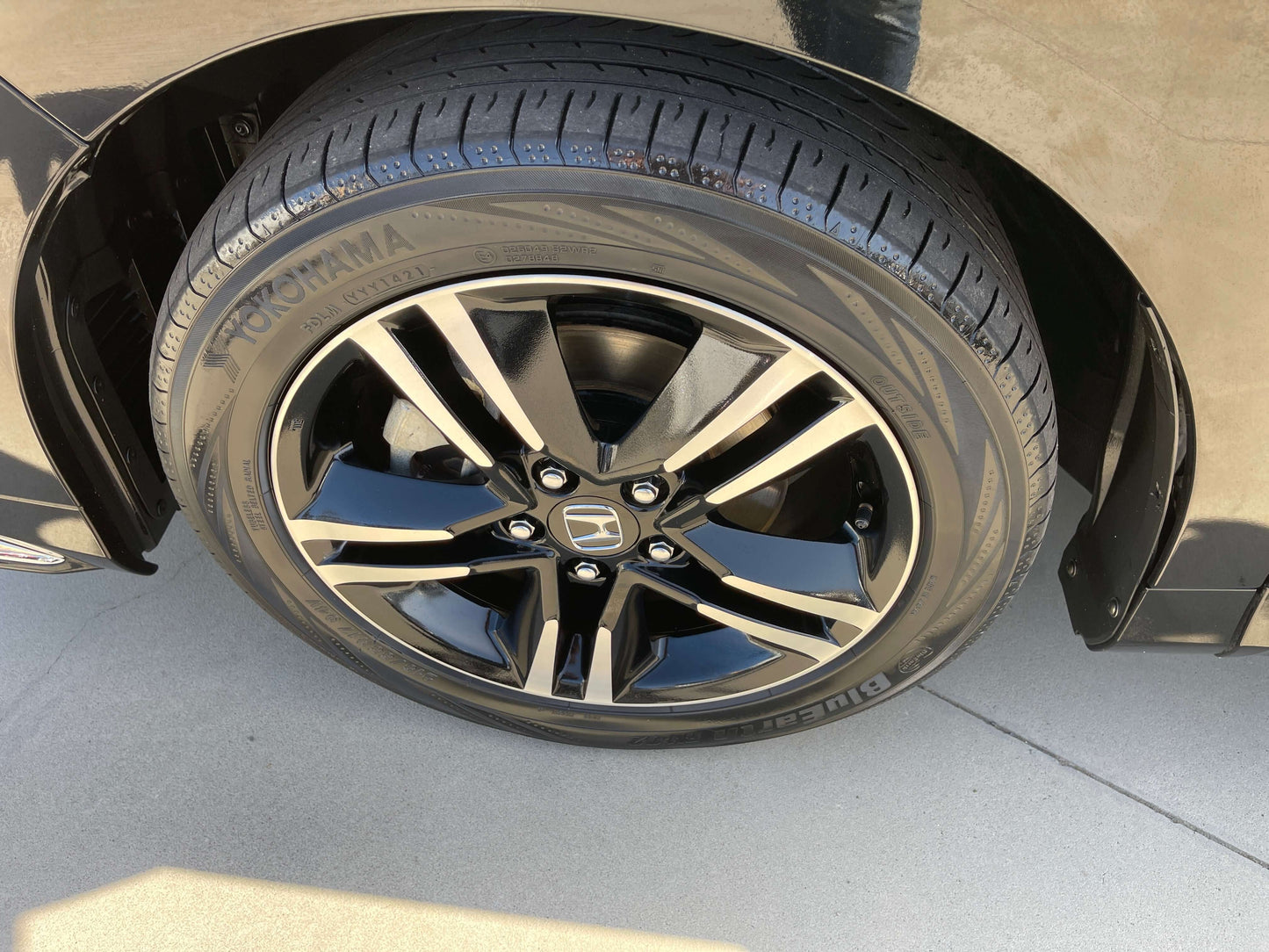 2016 Honda Odyssey 2.0 Hybrid alloy wheel with Yokohama tire, showcasing sleek design and durability.