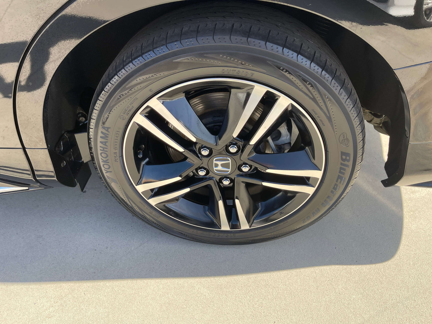 2016 Honda Odyssey 2.0 Hybrid black alloy wheel with Yokohama tire, showing detailed view of rim and tread.