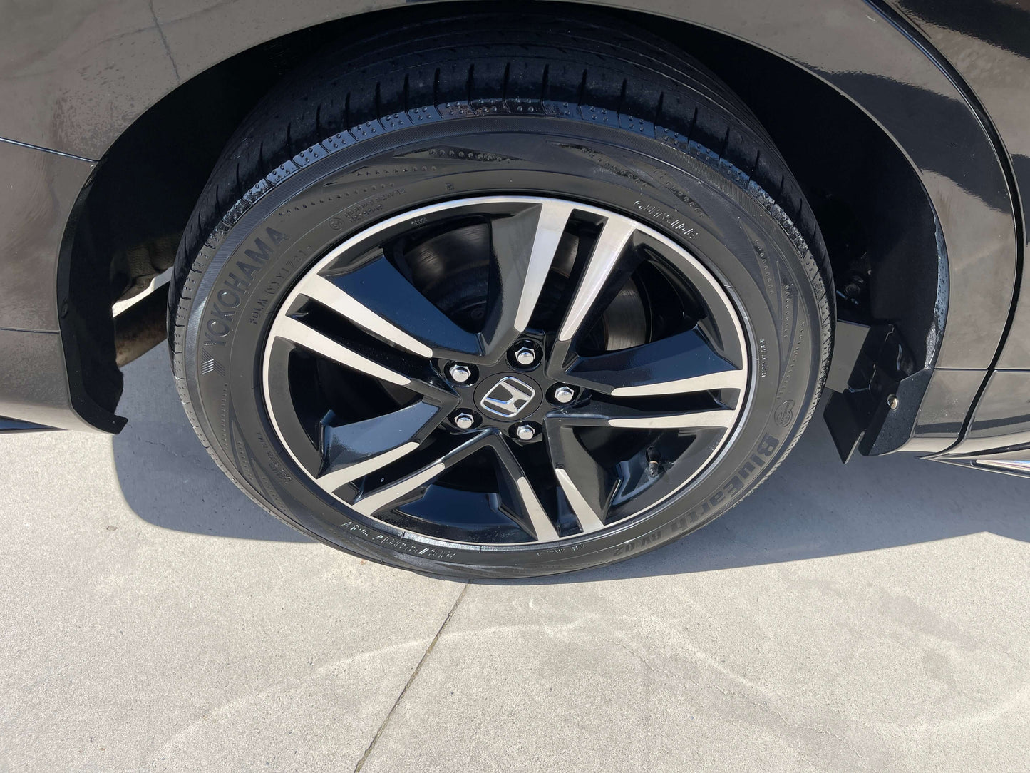 2016 Honda Odyssey 2.0 Hybrid wheel and tire view showcasing sleek design and performance features.