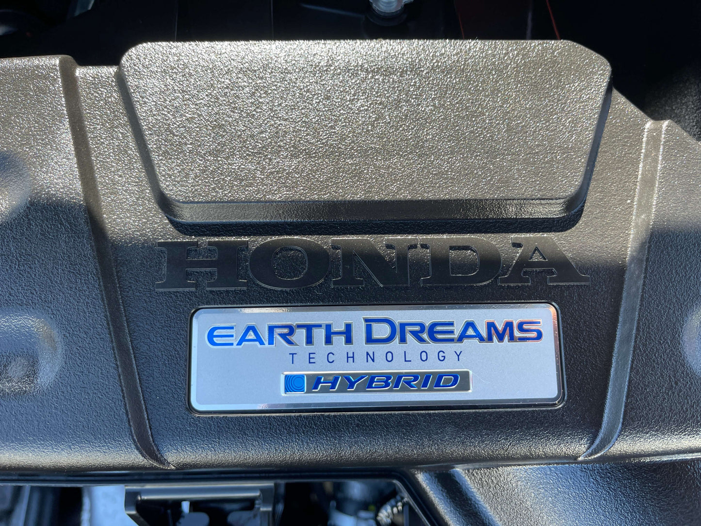 2016 Honda Odyssey 2.0 Hybrid Honda Earth Dreams Technology Hybrid engine cover close-up.