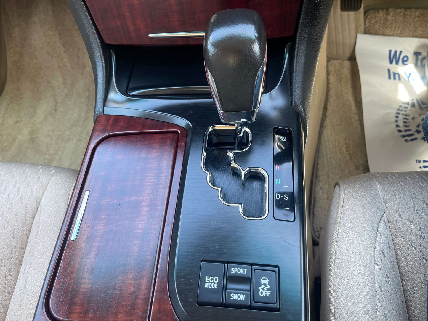 2008 Toyota Crown V6 3.0L gear shift and console features, showcasing luxury sedan interior design.