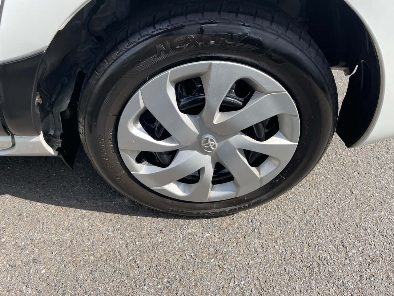 2015 Toyota Sienta 1.5L Hybrid G Package wheel and tire close-up, showcasing the stylish design.
