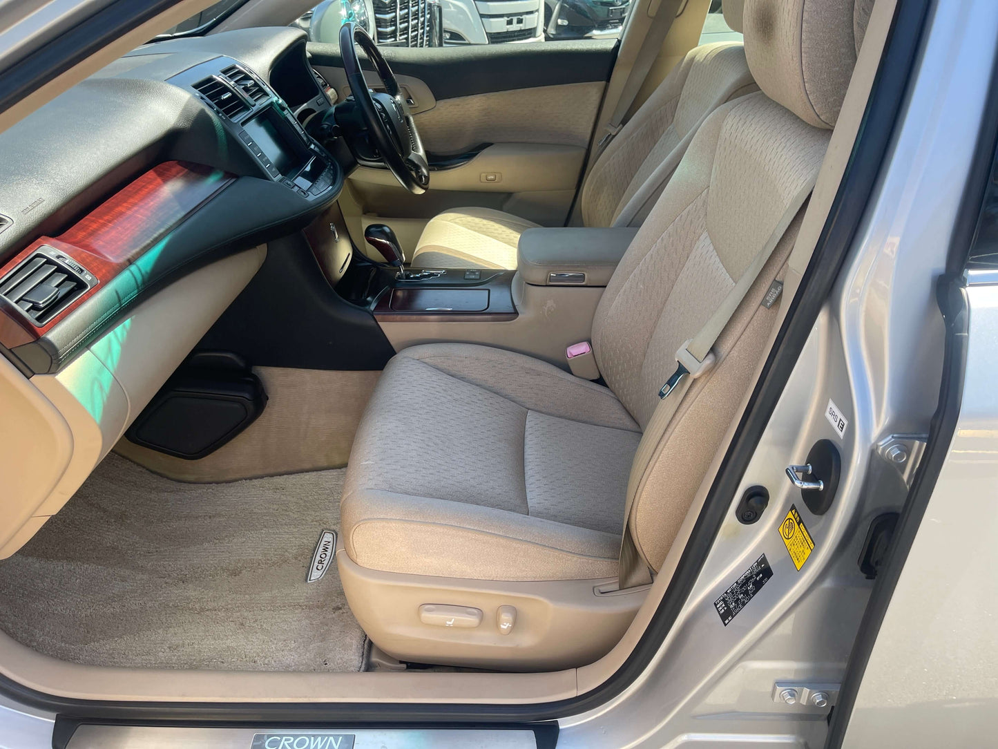2008 Toyota Crown V6 3.0L interior view showing beige seats and dashboard in luxury sedan.