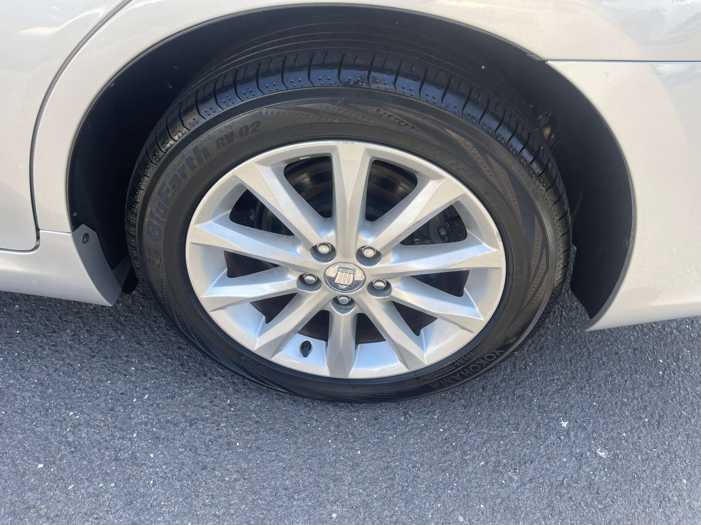2008 Toyota Crown V6 3.0L sedan wheel and tire, showcasing elegant design and quality craftsmanship.