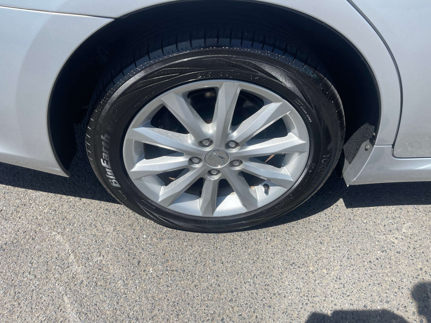 2008 Toyota Crown V6 3.0L luxury sedan wheel view showing alloy rims and tire, highlighting vehicle features and design.