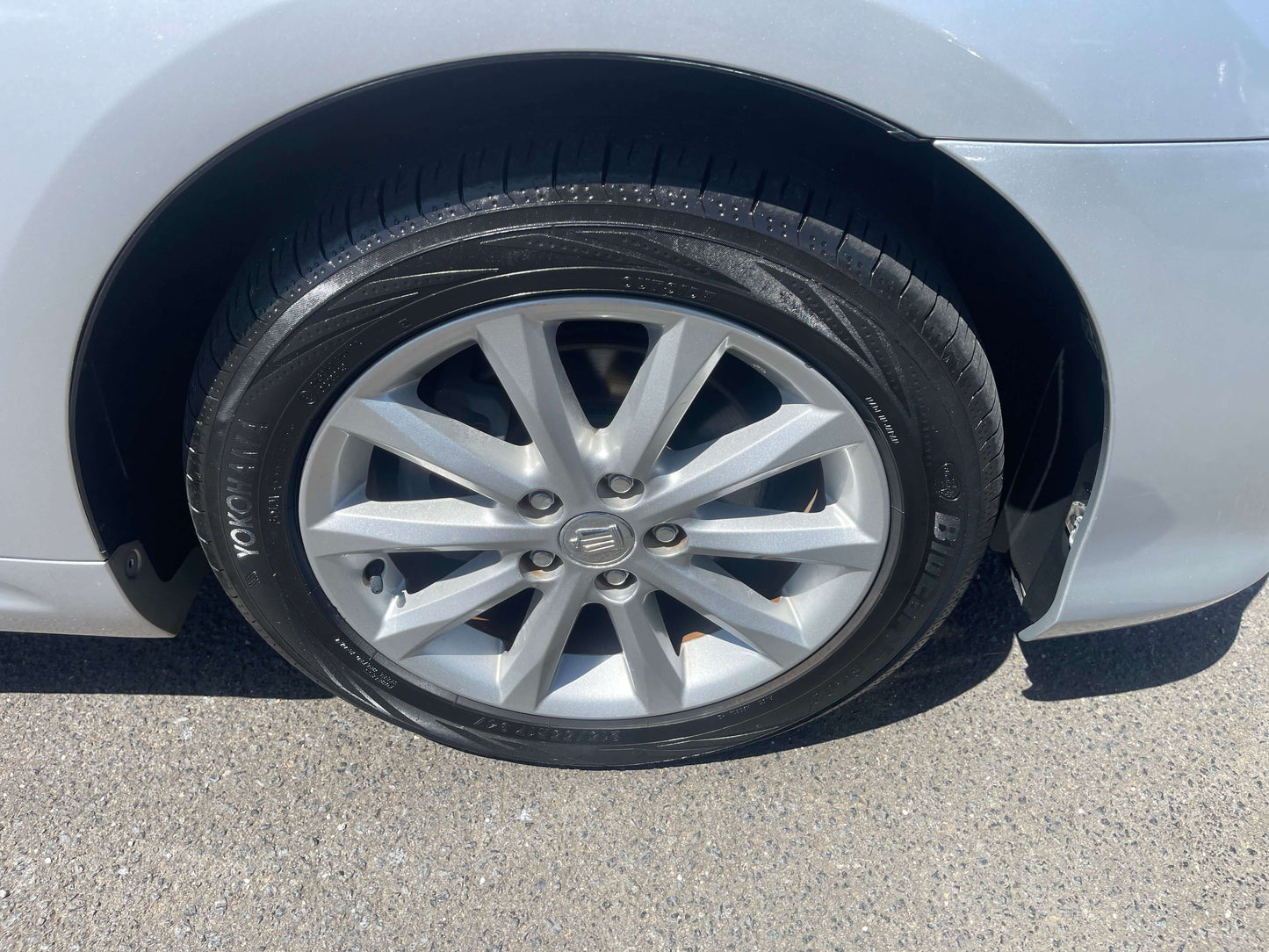 2008 Toyota Crown V6 3.0L luxury sedan tire view showcasing clean wheel and tire design.