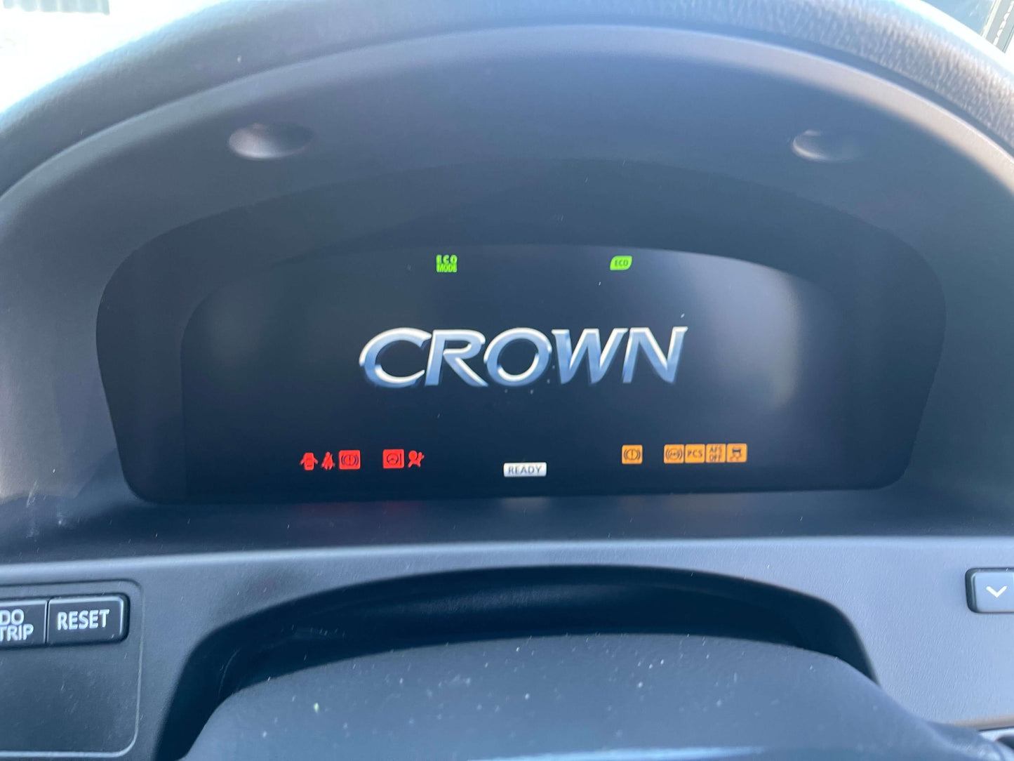 2009 Toyota Crown V6 3.5L Hybrid dashboard display with 'CROWN' logo, showcasing features and indicators.