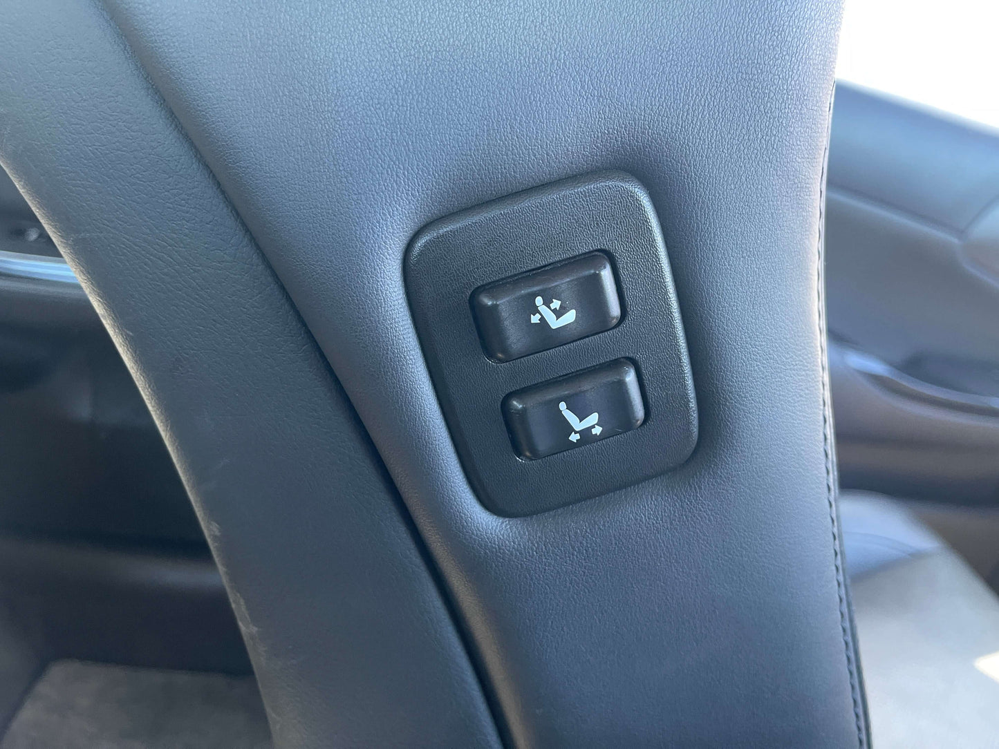 2009 Toyota Crown V6 3.5L Hybrid power seat controls inside luxury sedan