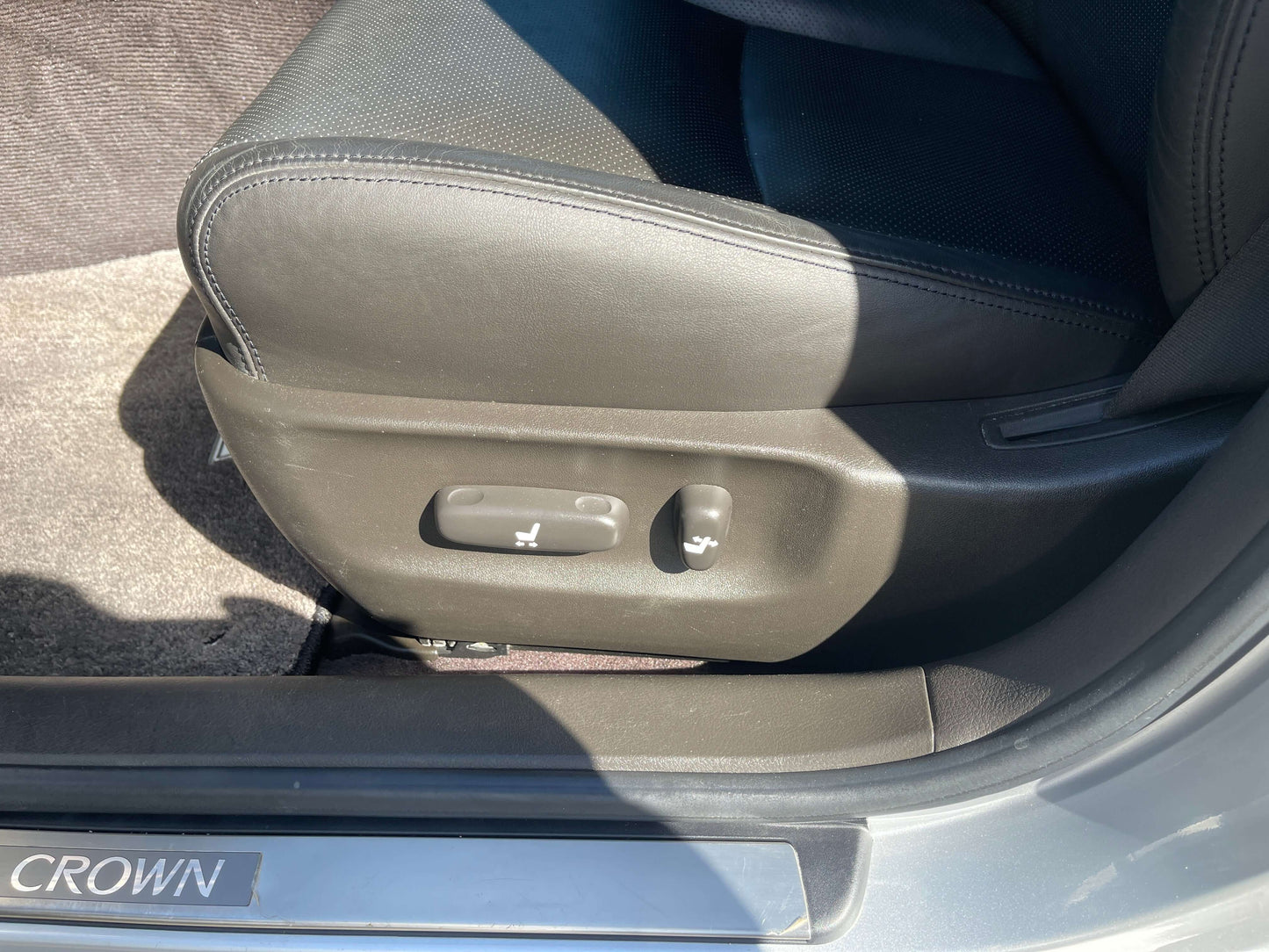 2009 Toyota Crown V6 3.5L Hybrid Luxury Sedan interior showcasing seat adjustment controls.