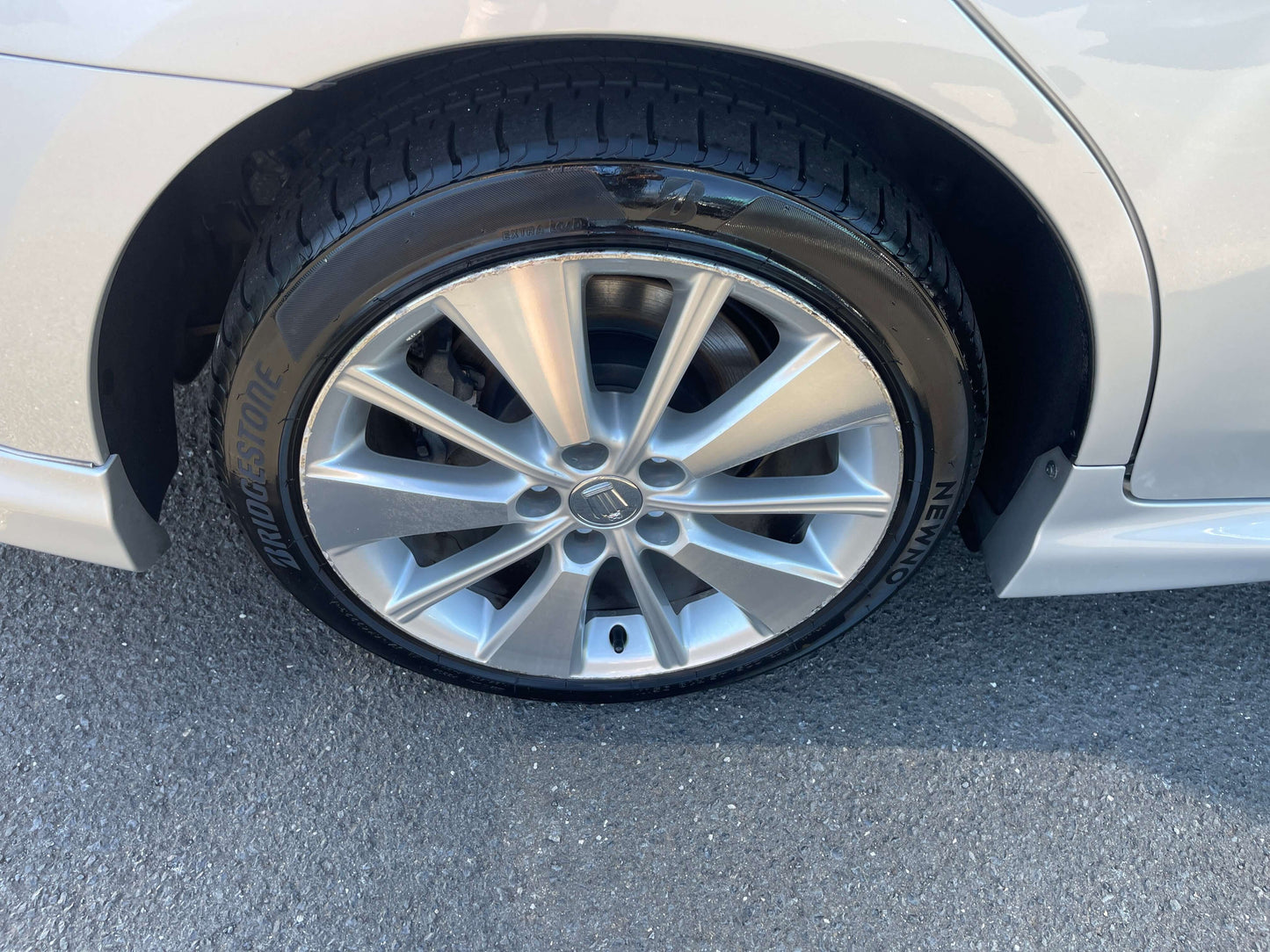 2009 Toyota Crown V6 3.5L Hybrid Luxury Sedan wheel and tire close-up, showcasing alloy design and tire detail.