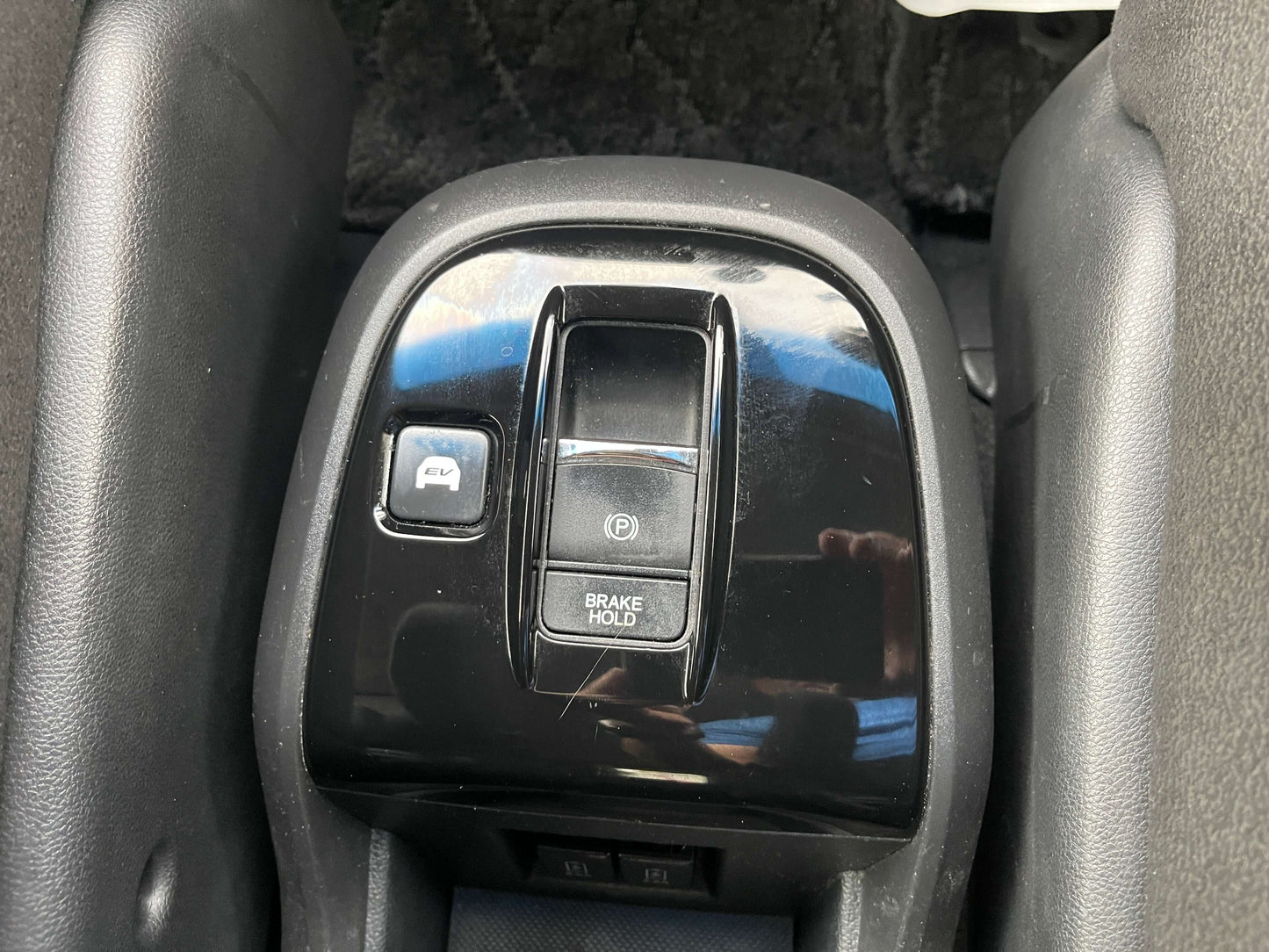 Close-up of the center console controls in the 2018 Honda Honda Stepwgn 2.0 Spada Hybrid featuring brake hold. 2018 Honda Honda Stepwgn 2.0 Spada Hybrid.