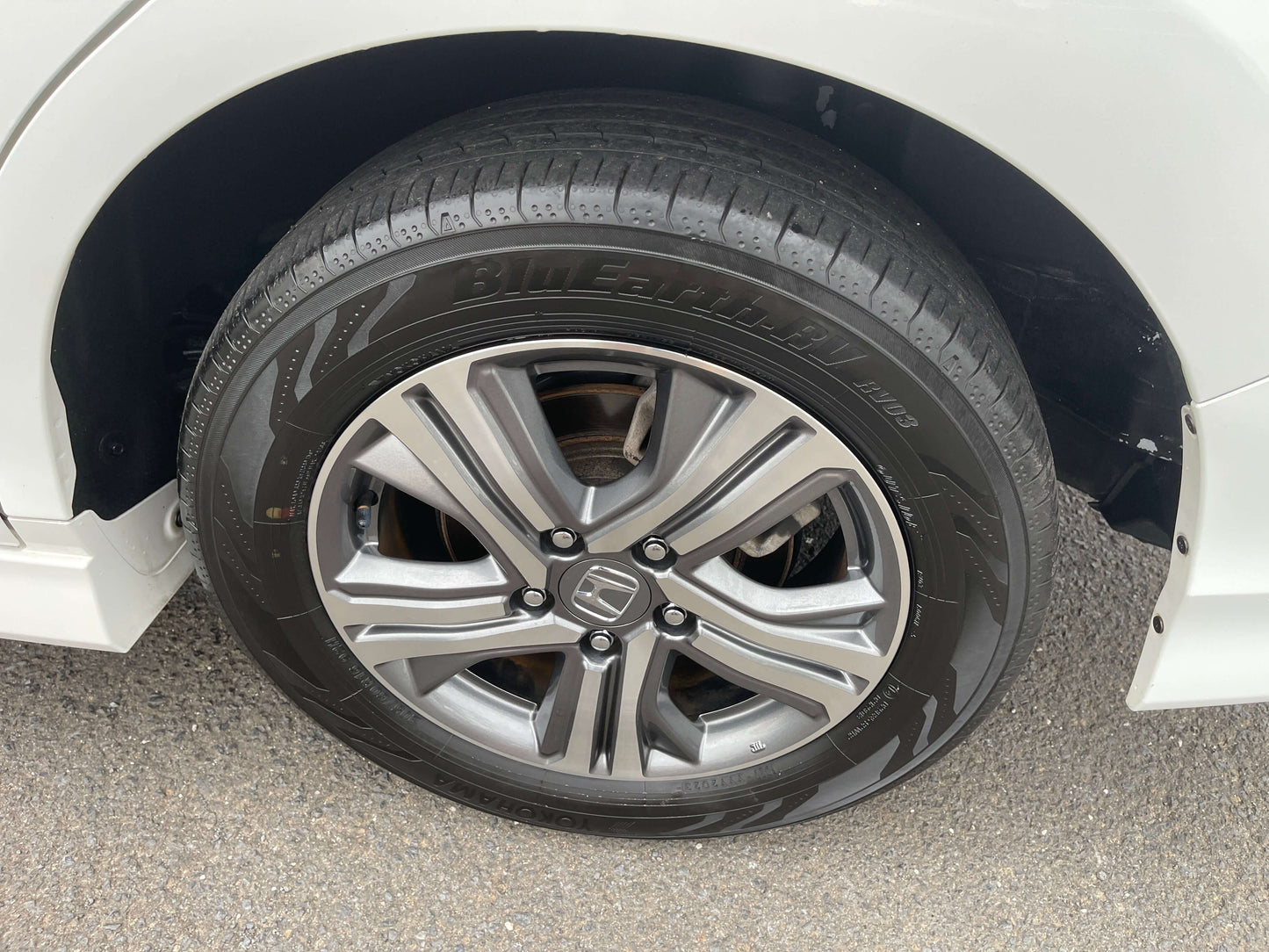 2018 Honda Honda Stepwgn 2.0 Spada Hybrid wheel detail showing sleek alloy rim and tire.