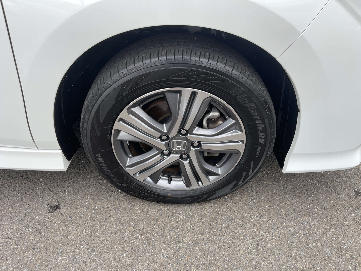 2018 Honda Honda Stepwgn 2.0 Spada Hybrid wheel with stylish alloy rim and tire, showcasing modern design and performance.