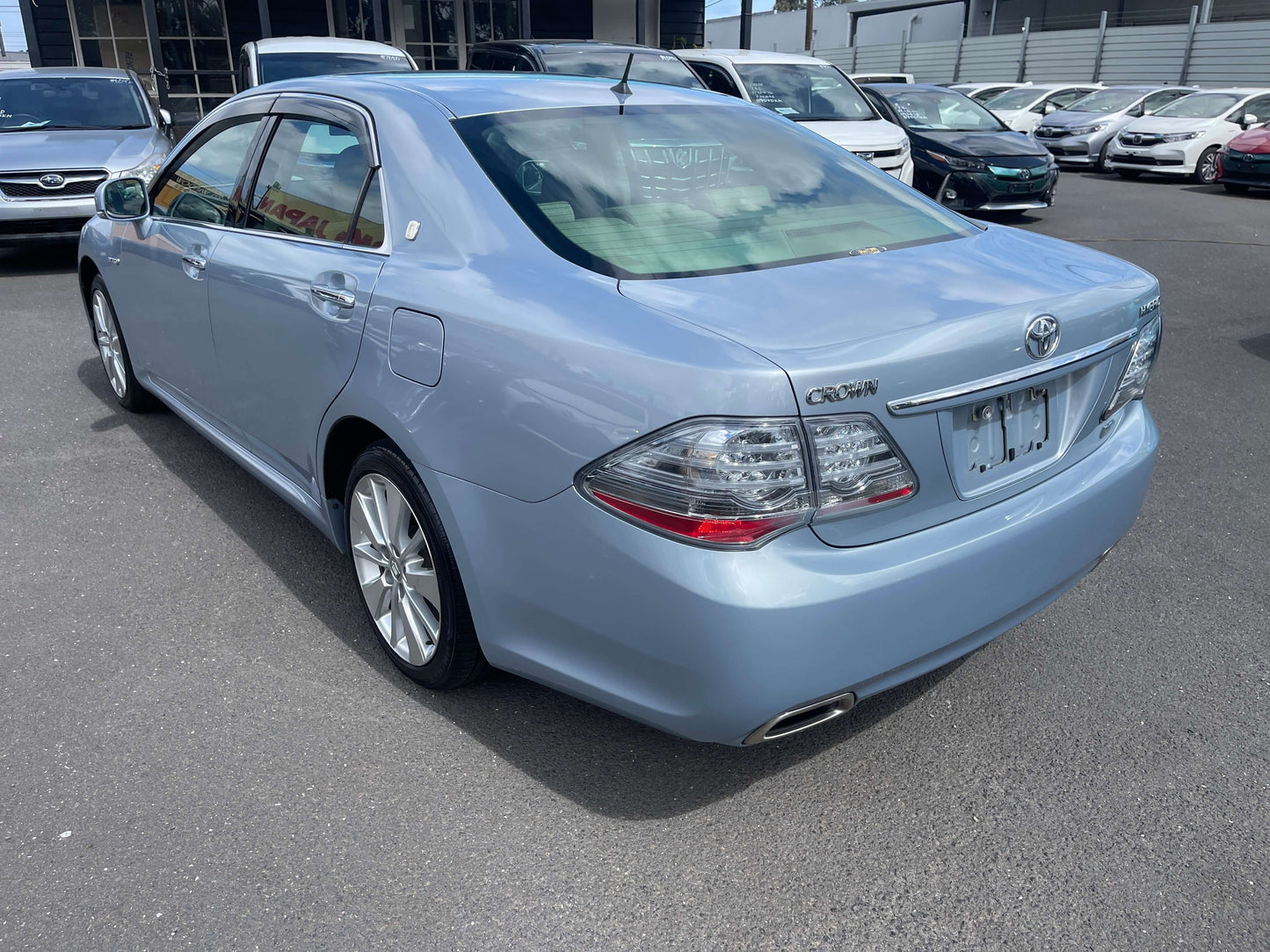2009 Toyota Crown V6 3.5L Hybrid Luxury Sedan, rear view in blue color, showcasing elegant design and sleek lines.
