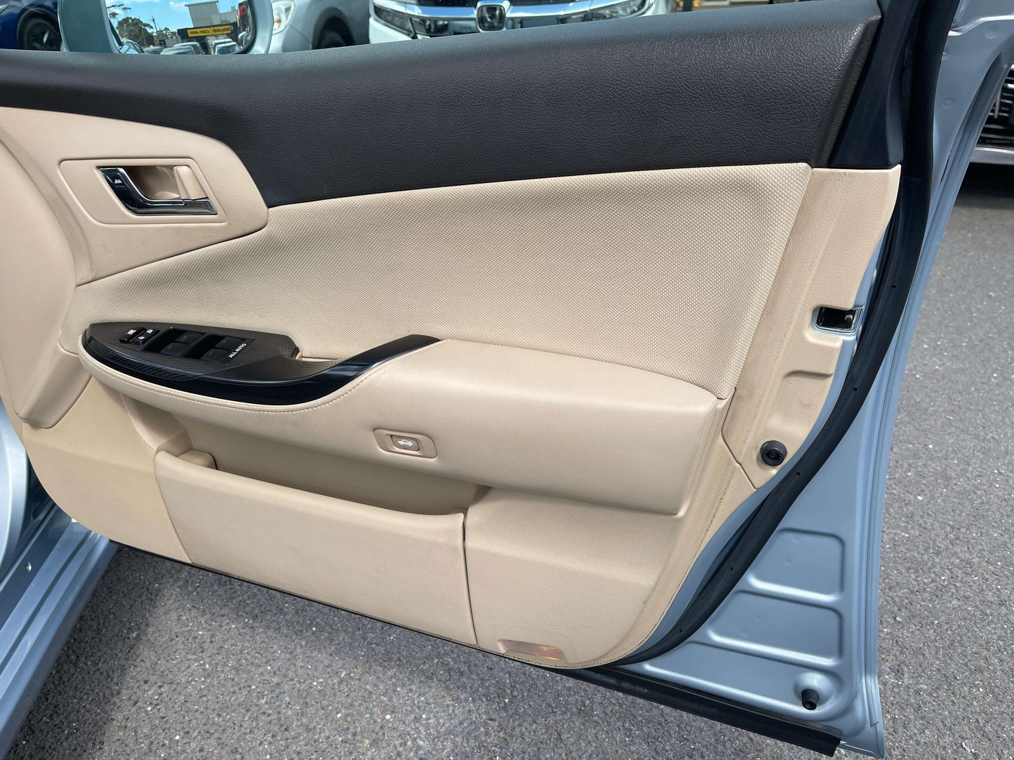 Interior view of the driver's side door of a 2009 Toyota Crown V6 3.5L Hybrid luxury sedan.