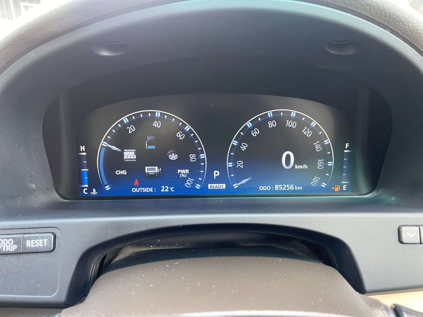 Dashboard display of the 2009 Toyota Crown V6 3.5L Hybrid showing speedometer and various indicators.