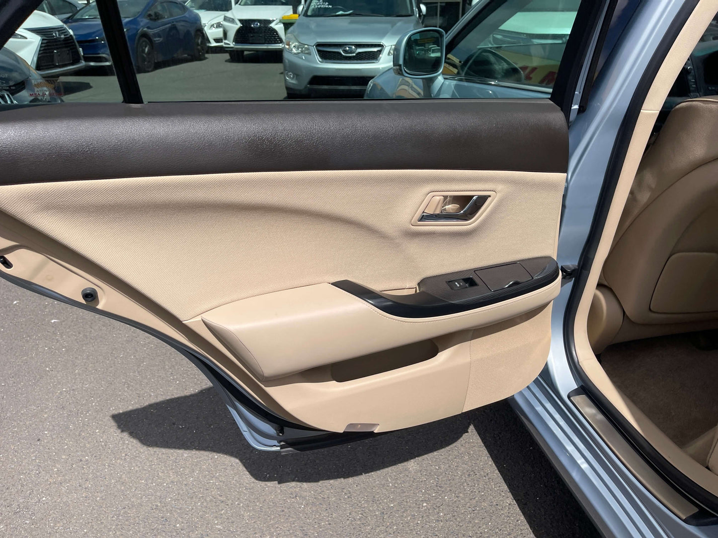 Interior door panel of a 2009 Toyota Crown V6 3.5L Hybrid luxury sedan, showcasing elegant design and features.