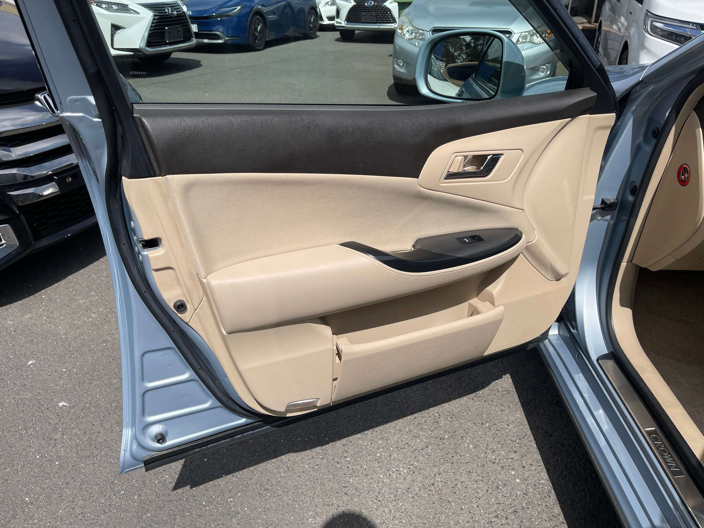 Interior view of 2009 Toyota Crown V6 3.5L Hybrid luxury sedan door panel with beige upholstery.